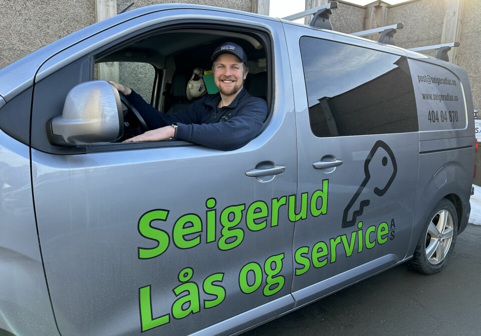 Oliver Seigerud i bil med påskriften Seigerud Lås og Service