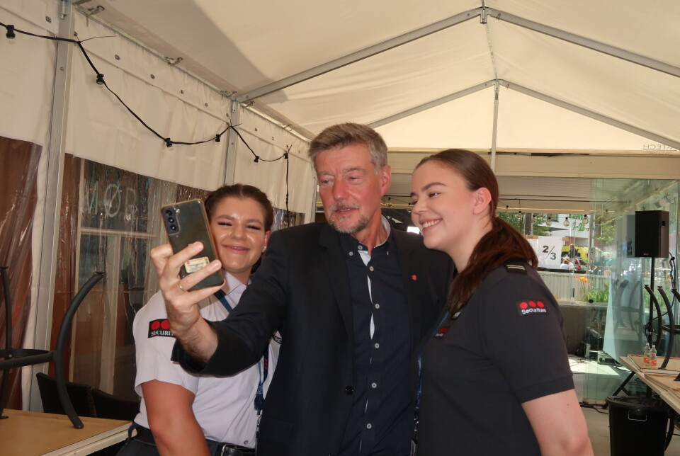 Stortingsrepresentant Odd Harald Hovland passet på å sikre seg en selfie med vekterne Anna Solvang Vadla og Kathleen Maria Geicke under Arendalsuka. Der deltok alle tre i debatten om hvorvidt vekterne bør gis ekstra vern som særlig utsatt yrkesgruppe. Foto: Even Rise Odd Harald Hovland, Anna Solvang Vadla og Kathleen Maria Geicke