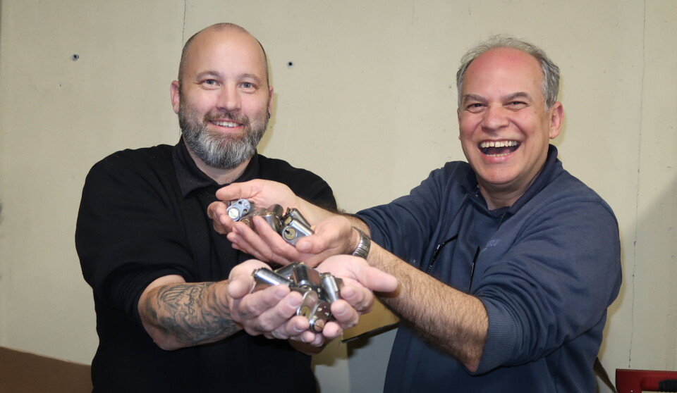 Det er ikke få timer driftstekniker John Manuel Sydnes og driftsansvarlig Besim Issa i Stiftelsen Anker Studentboliger har brukt på batteribytte og vedlikehold av disse gamle låsene. Nå er de erstattet med batteriløse Iloq S50. John Manuel Sydnes og Besim Issa med hender fulle av gamle låser