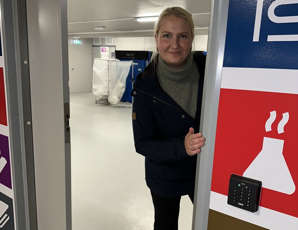 Ida Louise Fjeldberg Westerlund viser frem et nyoppusset søppelrom med miljøfokus som de næringsdrivende på Ankerløkka bruker. Også det er utstyrt med Iloq. Ida Louise Fjeldberg