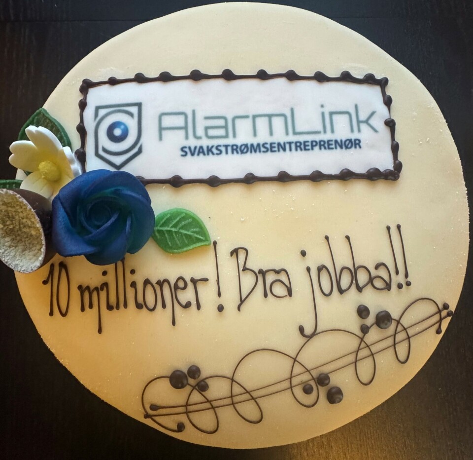 I høst passerte Alarmlink Oslo AS ti millioner kroner i 2024-omsetning. Det ble feiret med kake. kake