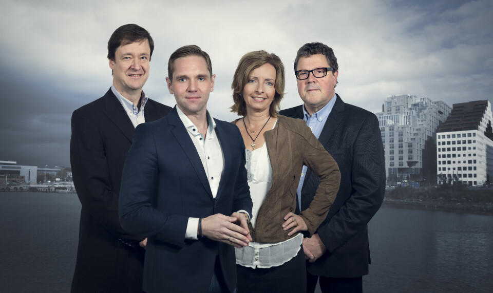 Programleder Jens Christian Nørve (foran) med Jon Christian Elden, Hanne Kristin Rohde og Asbjørn Hansen som medhjelpere i Åsted Norge (foto: TV2).