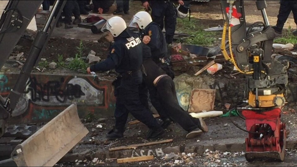 En betydelig politistyrke, ambulansepersonell og brannvesen var blant de involverte som startet sikringsarbeidet i Hauskvartalet grytidlig onsdag morgen (foto: Even Rise).