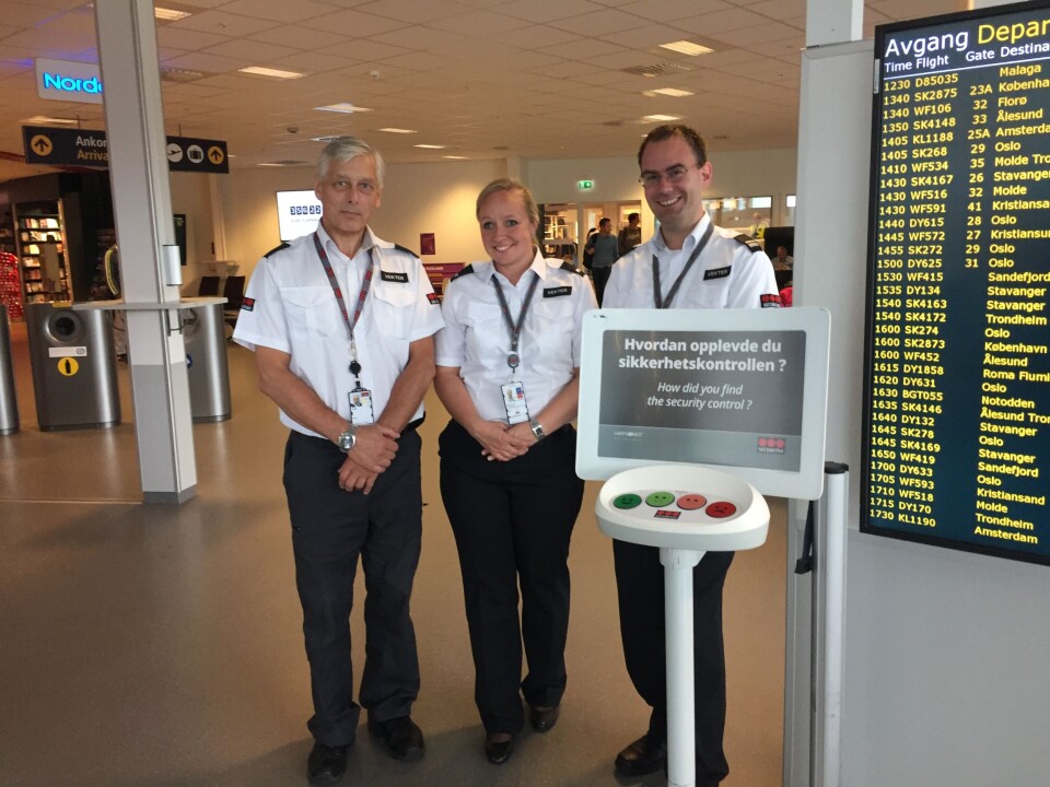 Sikkerhetskontrollør Ole Fredrik Lynum, tjenesteplanlegger Jane Carense Røskeland og driftsleder Andreas Haaland gleder seg over fremgangen STAS har på Bergen Lufthavn Flesland (foto: privat).