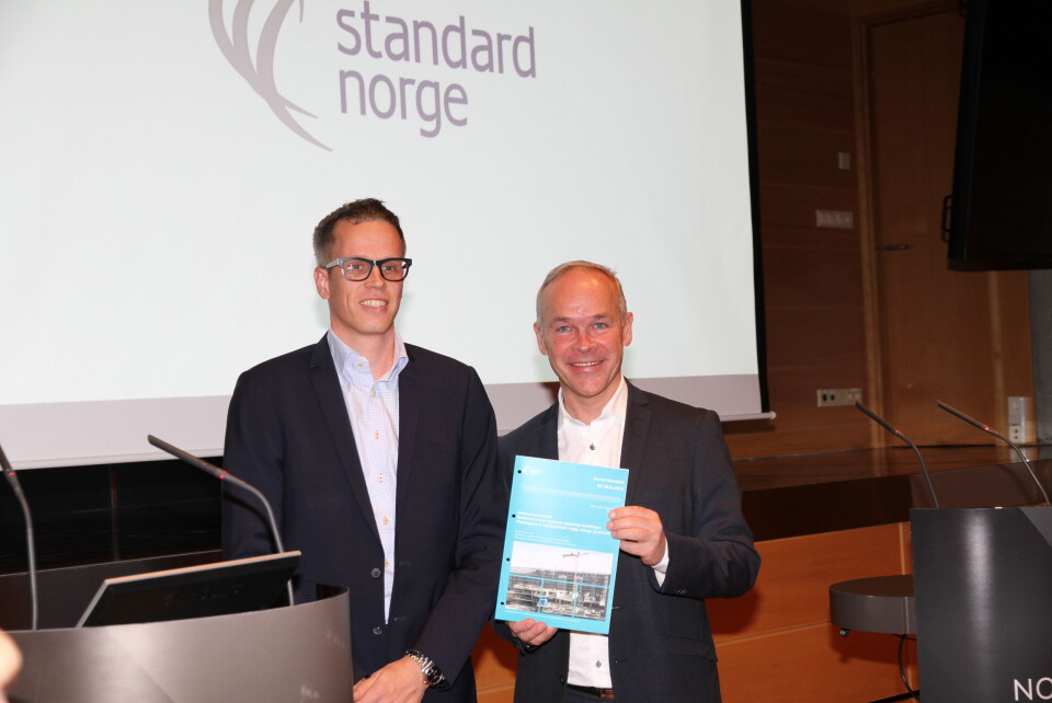 Jacob Mehus i Standard Norge overleverte i dag den nye standarden til statsråd Jan Tore Sanner i Kommunal- og moderniseringsdepartementet (foto: Even Rise).