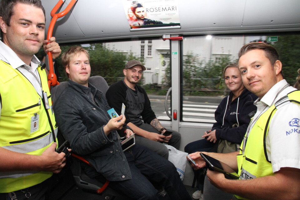 Henrik Tokle, Robert Hatlehol og Helga-Marie Fossnes har alt i orden da Nokas-vekterne Fredrik Kolstad og Ketil Thorsø kontrollerer bussbillettene deres i Trondheim (foto: Even Rise)..