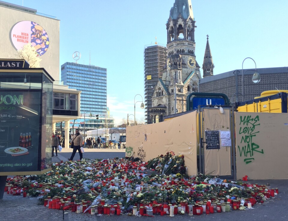 Mens det fortsatt ble lagt ned blomster i Berlin etter lastebil-terroren i desember, ble soldater i Jerusalem rammet av samme type terror (foto: Even Rise).