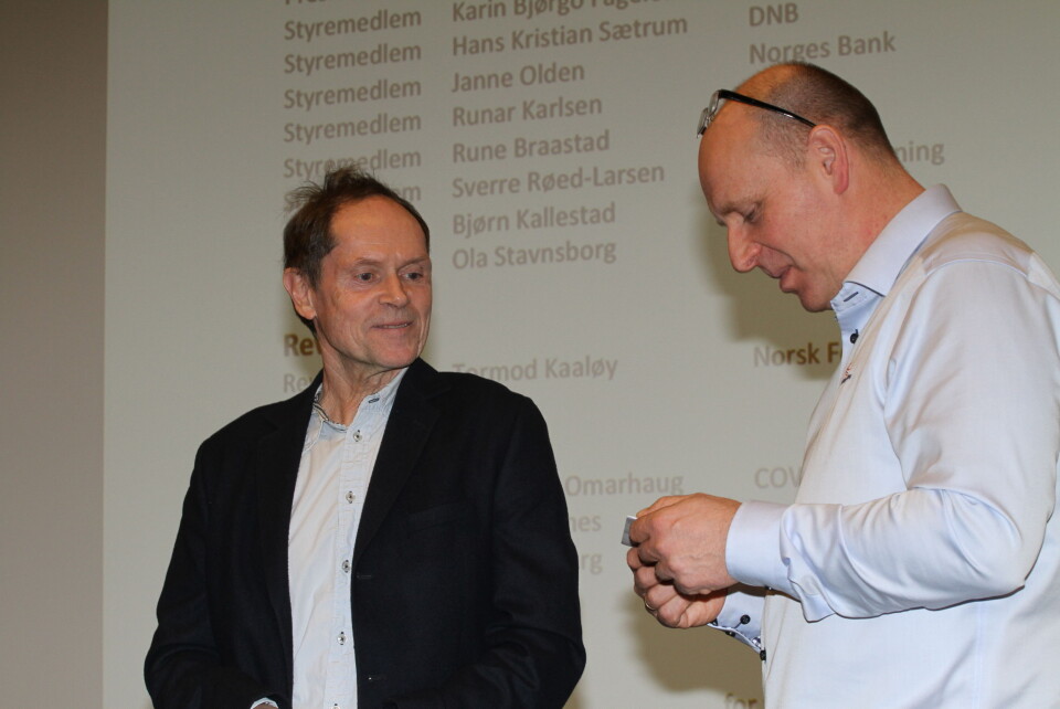 Avtroppende revisor Kjell Banken (t.v.) fikk en stor takk fra både Øyvind Halnes og de øvrige medlemmene på onsdagens årsmøte (foto: Even Rise)..