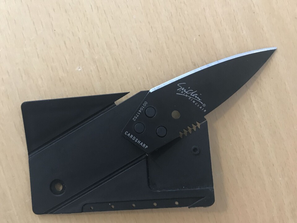 Denne kniven, med et skarpt blad som politiet har målt til cirka 6,5 centimeter, er kamuflert som en kortholder (foto: Privat).