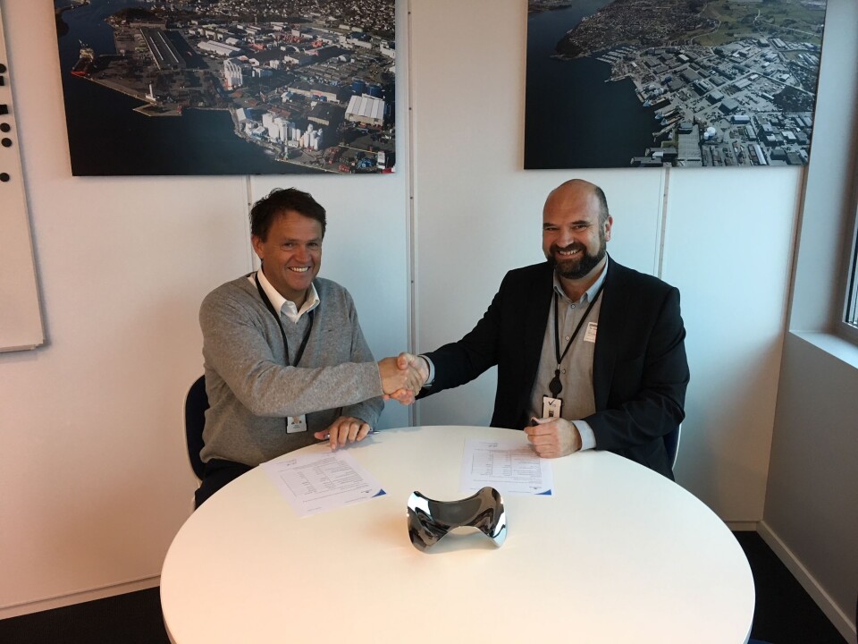 Rune Veenstra i Norsea AS signerer avtalen sammen med Ole Jakob Olsen i Vaktcompaniet (foto: Privat).