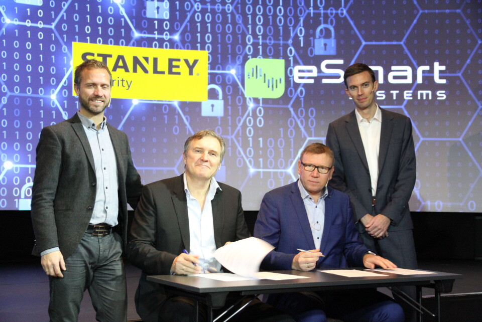 Hans Martin Hovengen (f.v.) og Knut H. H. Johansen fra Esmart Systems i Halden gleder seg til å samarbeide med Espen Winther Knudsen og Morten Munch-Olsen i Stanley Security (foto: Even Rise).