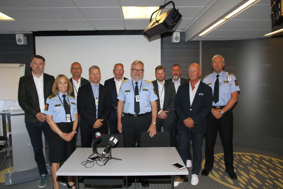 Samarbeidsavtalene mellom sju sikkerhetsselskaper og Oslo-politiet ble i dag signert. Her er representanter fra de aktuelle selskapene sammen med politiets representanter under signeringen. F.v.: Roger Stubberud (Keysec), næringslivskontakt Christina Rooth, Jørn Cato Olsen (Skan-kontroll), Leif Nilsen (Nokas), Alf Samuelsen (PSS Securitas), politimester Hans Sverre Sjøvold, John Erik Strømstad (Securitas), Tom Ulseth (City Security), Henning Kristiansen (ProSec) og seksjonsleder Robert Thorsen (foto: Even Rise).