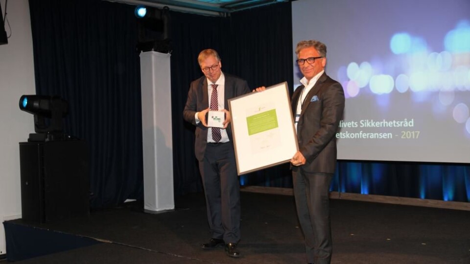Sikkerhetssjef Soner Sevin i Coop Norge Handel kunne stolt motta Fidus-prisen i fjor. Den ble da delt ut av statssekretær Thor Kleppen Sættem (arkivfoto: Even Rise).