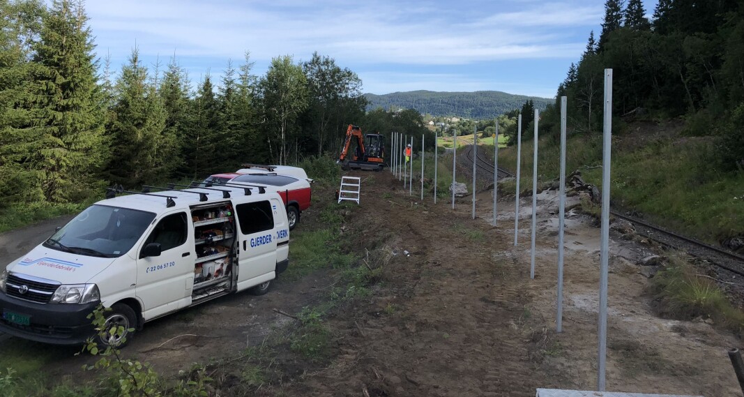 Arbeidet med å sette opp gjerde for å sikre reinsdyr langs Nordlandsbanen er i full gang. Arbeidet med å sette opp gjerde for å sikre reinsdyr langs Nordlandsbanen er i full gang.