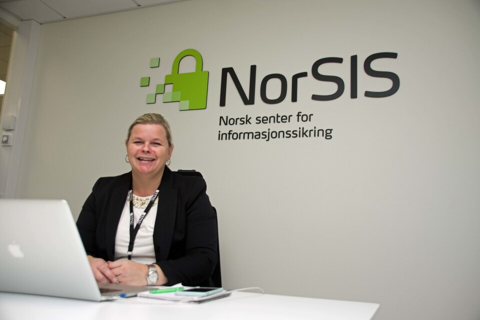 Administrerede direktør Pegge Sandbekken Heie i Norsk senter for informasjonssikring (NorSIS) skal dele ut Fidusprisen under åpningen av Nasjonal Sikkerhetsmåned (foto: NorSIS).