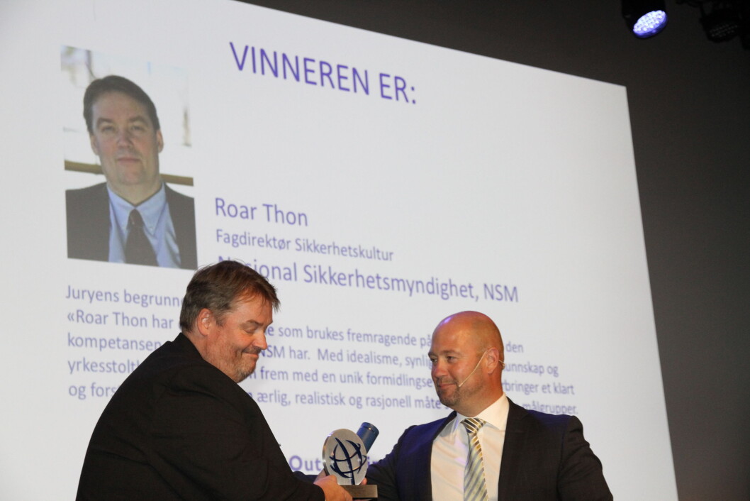 Roar Thon skal holde 47 foredrag under Nasjonal Sikkerhetsmåned. I dag dro han hjem hjem Ospa som fremragende sikkerhetsrådgiver. Prisen deles ut av Anders Anundsen (foto: Even Rise). Roar Thon skal holde 47 foredrag under Nasjonal Sikkerhetsmåned. I dag dro han hjem hjem Ospa som fremragende sikkerhetsrådgiver. Prisen deles ut av Anders Anundsen (foto: Even Rise).