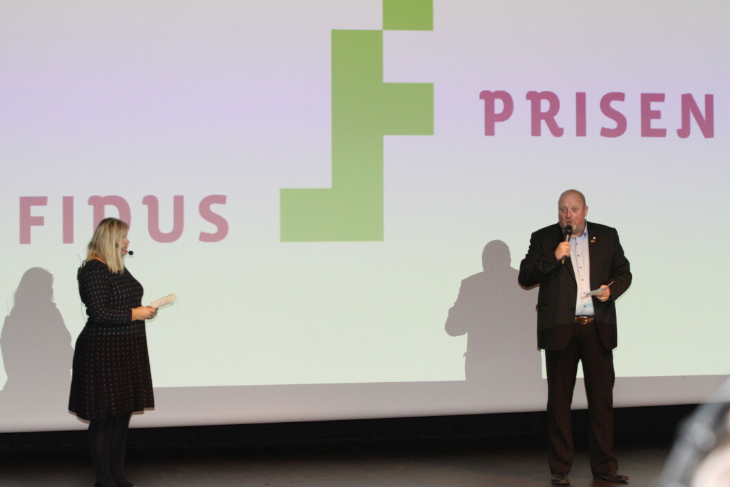 Olav Melteig fra Brønnøysundregistrene mottok i Fidusprisen som ble overrakt av Peggy Sandbekken Heie fra Norsk senter for informasjonssikkerhet (foto: Even Rise). Olav Melteig fra Brønnøysundregistrene mottok i Fidusprisen som ble overrakt av Peggy Sandbekken Heie fra Norsk senter for informasjonssikkerhet (foto: Even Rise).