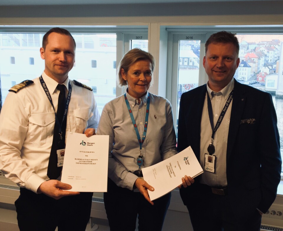 Maritim leder Christian Hafstad (t.v.) og havnesjef Johnny Breivik i Bergen Havn ser frem til å samarbeide med avdelingssjef Reidun Helle og hennes kolleger i Securitas i Bergen (foto: Privat).