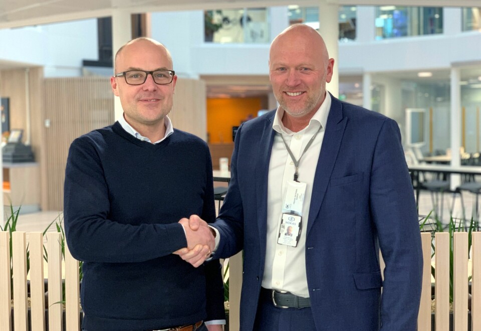 Coor har valgt Nokas som leverandør av vakt- og sikringstjenester til Equinor. Kontrakten ble signert av Daniel Grönberg (t.v.) og Frode Østdahl i dag (foto: Privat).