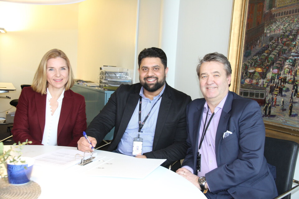 Økonomidirektør Siv Merethe Skorpen i Operaen og Waheed Ahmed i Zone Security signerer avtalen om vakthold for de neste årene. Rasmus Sandnes (t.h.) fra Zone-eieren Euforum Holdning er ikke bekymret for at sikkerhetsselskapet vil tjene penger på oppdraget (foto: Even Rise).
