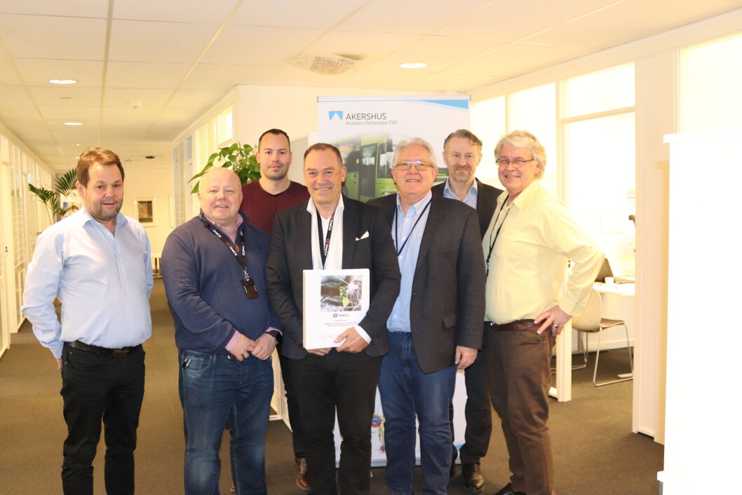 Thomas Høyem (b.v.), Morten Sandberg, Tor Willy Pederesen (f.v.), Stellan Johansen, Jahn Gulbrandsen (begge Oneco), Ragnar Gullhaugen og Tore Fremstad var alle tilstede på signeringen i dag (foto: Privat). Thomas Høyem (b.v.), Morten Sandberg, Tor Willy Pederesen (f.v.), Stellan Johansen, Jahn Gulbrandsen (begge Oneco), Ragnar Gullhaugen og Tore Fremstad var alle tilstede på signeringen i dag (foto: Privat).