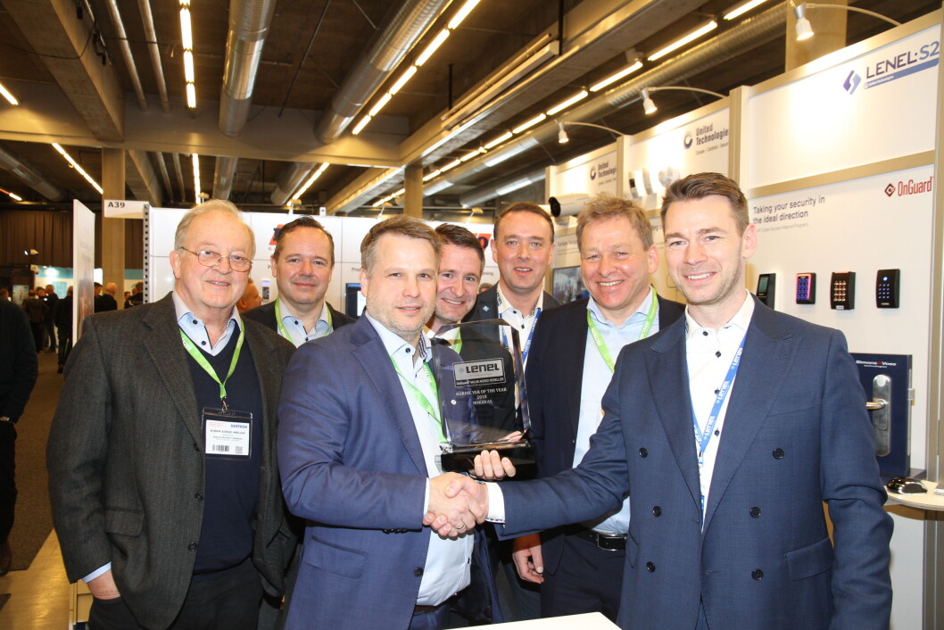 Nokas er nordisk Lenel-vinner for 2018. Salgssjef teknikk Erik Stenvaag mottok i dag det synlige beviset fra Lenels area sales manager Norway & Iceland Kent Solberg. Bak fra venstre Bjørn Songe-Møller, Tor Erik Kristiansen, Rune Langholen (alle tre Nokas), Stein Rune Fagerheim (Lenel) og Marius Ivan (Nokas) (Foto: Even Rise). Nokas er nordisk Lenel-vinner for 2018. Salgssjef teknikk Erik Stenvaag mottok i dag det synlige beviset fra Lenels area sales manager Norway & Iceland Kent Solberg. Bak fra venstre Bjørn Songe-Møller, Tor Erik Kristiansen, Rune Langholen (alle tre Nokas), Stein Rune Fagerheim (Lenel) og Marius Ivan (Nokas) (Foto: Even Rise).
