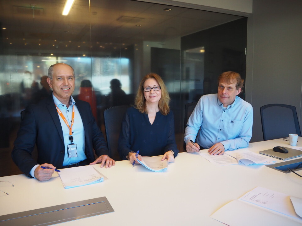 Knut Willy Larsen fra Certego signerte i dag avtale om levering av lås og beslag med Yvonne Høgetveit og Tor Inge Dokken i JM Norge (foto: Privat).
