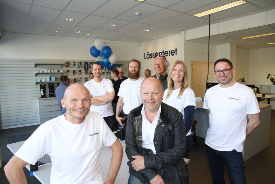 Låssenteret på Tveita feiret seg selv i dag. Foran: leder Ronny Larsen og hovedeier Ståle Raa. Bak fra venstre: Morten Hanssen, Helge Berger, Kjell Knutsen, Hege Knutsen Osmundsvaag og Halvor Berg.
