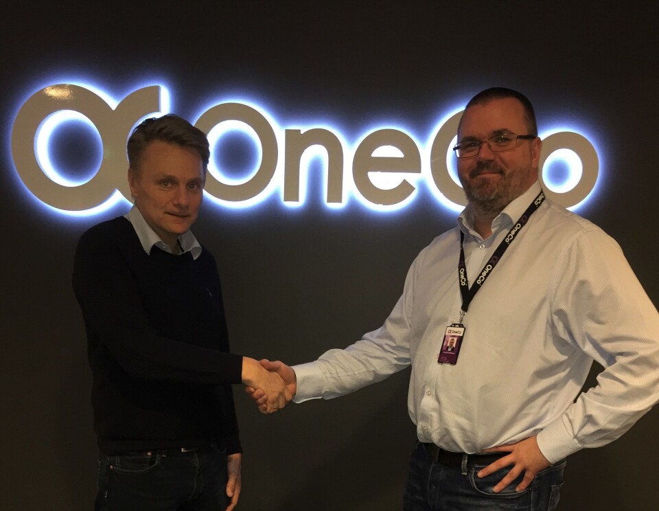 Hans Kvam ønskes velkommen til Oneco Technologies av Knut Erik Melstrøm (foto: Privat).