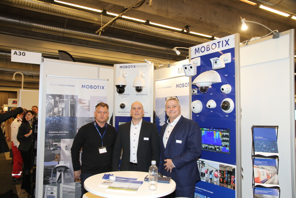 Ole Gade (t.v.) og Lars Wilson (t.h.) er glade for den nordiske avtalen Mobotix har inngått med EET Europarts. Dette bildet er fra Sectech 2019 (arkivfoto: Even Rise).
