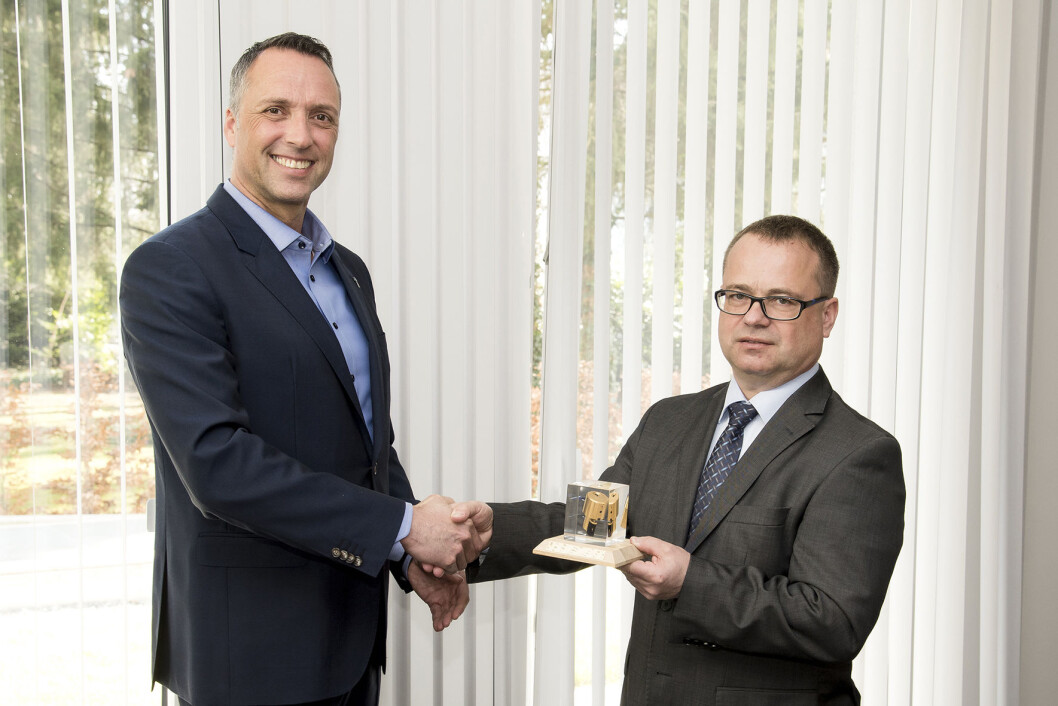 Iloq country manager Eric Kewel overleverte en gullbelagt sylinder til CEO Fridolin Sinlger ved Familienheim Bad Säckingen eG (foto: Privat).. Iloq country manager Eric Kewel overleverte en gullbelagt sylinder til CEO Fridolin Sinlger ved Familienheim Bad Säckingen eG (foto: Privat)..