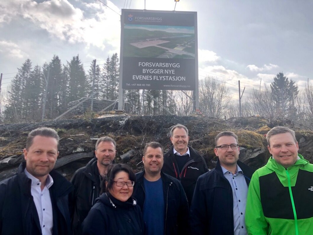 Forsvarsbygg og Dormakaba har inngått avtale om leveranse på nye Evenes flystasjon. Her er partene representert ved Jørn Fragge, Henry Hansen, Hanne Thomassen, Morten Solheim, Terje Nylehn, Stig Kartfjord og Jørn Andre Olsen (foto: Steffan Larsen). Forsvarsbygg og Dormakaba har inngått avtale om leveranse på nye Evenes flystasjon. Her er partene representert ved Jørn Fragge, Henry Hansen, Hanne Thomassen, Morten Solheim, Terje Nylehn, Stig Kartfjord og Jørn Andre Olsen (foto: Steffan Larsen).