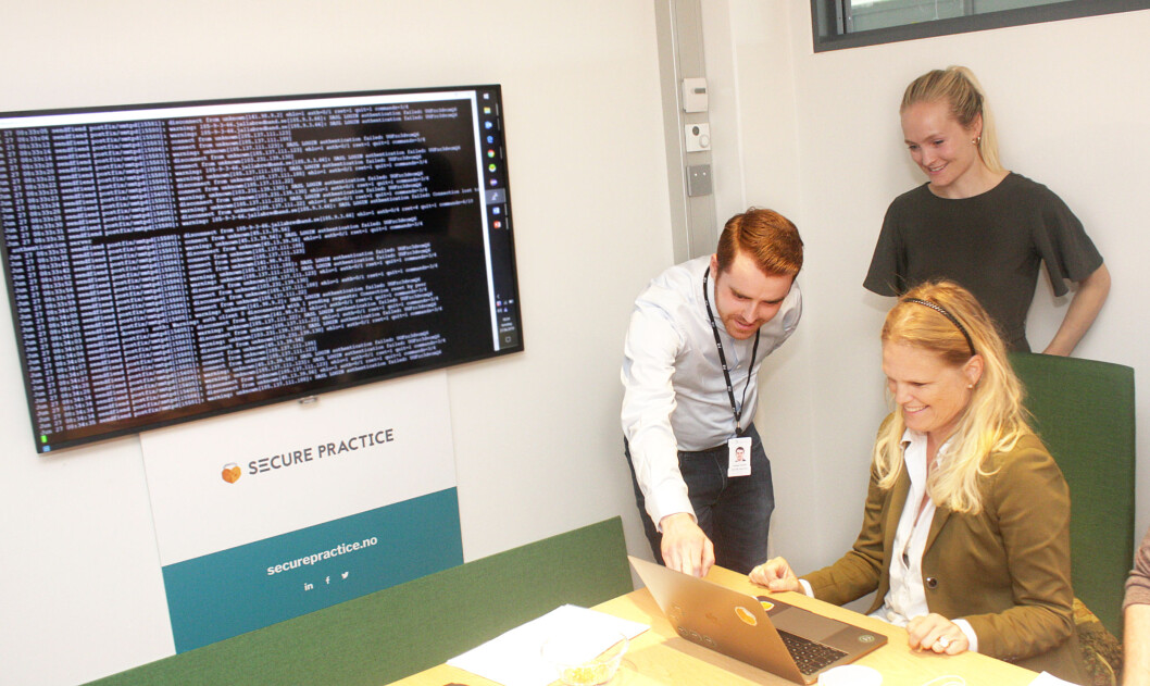 Samfunnssikkerhetsminister Ingvil Smines Tybring-Gjedde (foran) sendte ut simulert phishing-epost, med bistand fra Christian Frøystad og Ragnhild Olianna Gjære da hun besøkte Secure Practice (foto: Secure Practice). Samfunnssikkerhetsminister Ingvil Smines Tybring-Gjedde (foran) sendte ut simulert phishing-epost, med bistand fra Christian Frøystad og Ragnhild Olianna Gjære da hun besøkte Secure Practice (foto: Secure Practice).
