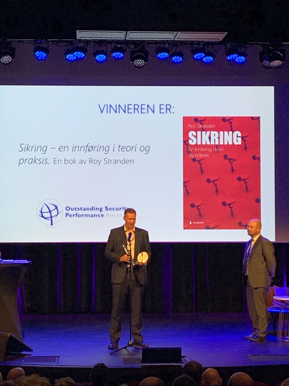 Roy Stranden fikki dag Ospa-pris for sikringsboka gitt ut på Gyldendal (foto: Privat).