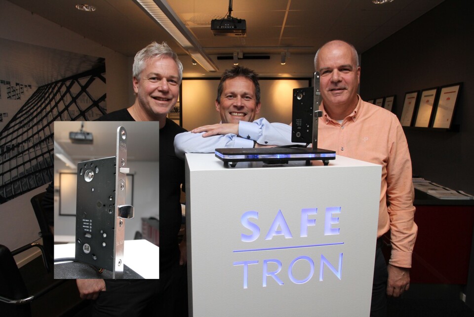 Produktsjef Tommy Vannemyr (t.v.), daglig leder Stefan Vannemyr (t.h.) og regionansvarlig i Norge Thomas Ottosson, alle fra Safetron, gleder seg over at solenoid-låsen SL 620 nå er på markedet. Lanseringen skjer på Sectech i dag (foto: Even Rise).