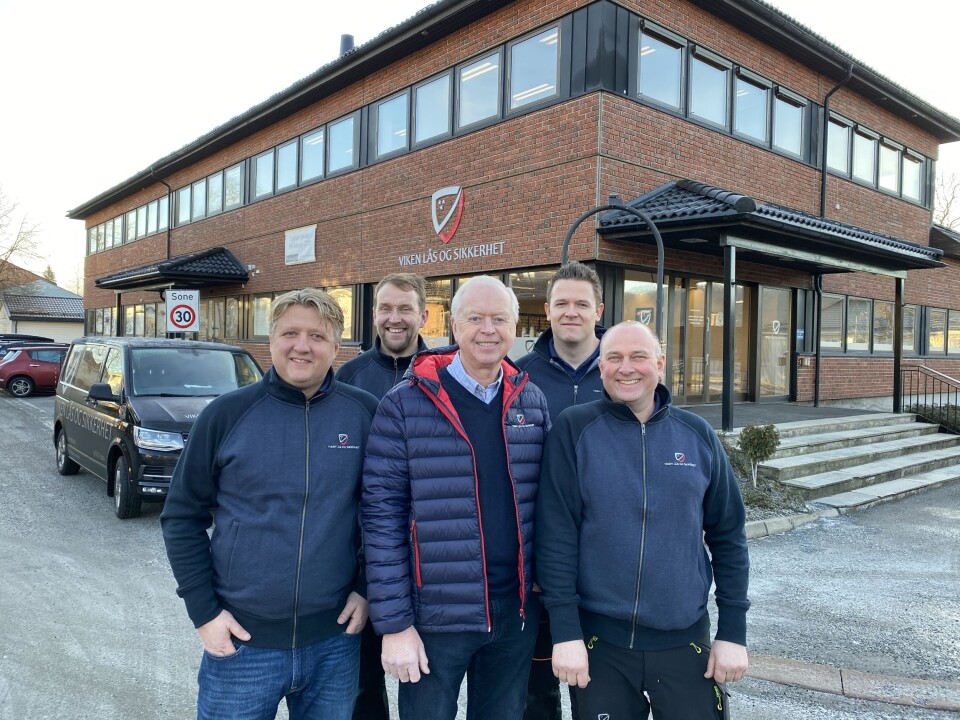 Jon Akerlie, Sondre Vedal, Odd Møller, Frantz Martin Øen Hegg og Glenn Elton ønsker velkommen til offisiell åpning av Viken Lås og Sikkerhet AS, med påfølgende «åpen uke» fra mandag morgen (foto: Even Rise).