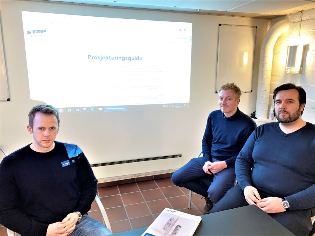Anders Møller (bak) er stolt over prosjekteringsmanualen fra Steplock, og roser medarbeiderne Robert Christoffersen, Kenneth Slåtsveen Bøhren (t.v.), Magnus Lunda og Aksel Pettersen (t.h.) for innholdet (foto: Even Rise). Anders Møller (bak) er stolt over prosjekteringsmanualen fra Steplock, og roser medarbeiderne Robert Christoffersen, Kenneth Slåtsveen Bøhren (t.v.), Magnus Lunda og Aksel Pettersen (t.h.) for innholdet (foto: Even Rise).