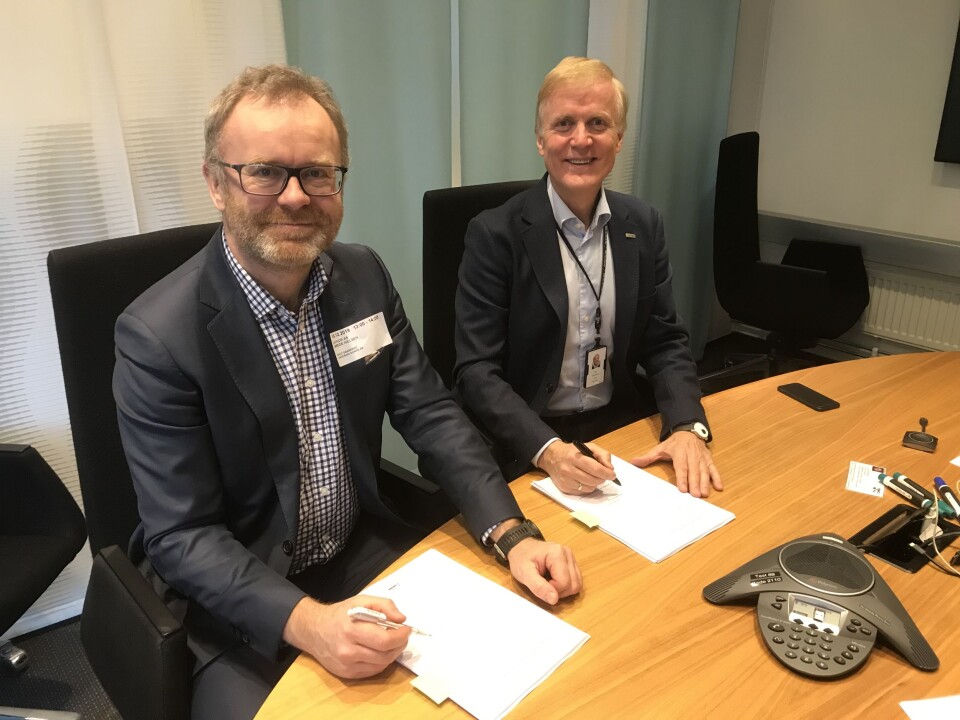 Administrerende direktør Caverion, Knut Gaaserud (t.v.) og Konsernsjef i Avinor, Dag Falk-Petersen (t.h.) signerer sikkerhetskontrakt verdt opptil 600 millioner kroner for å sikre reisende på alle Avinors flyplasser (foto: privat).