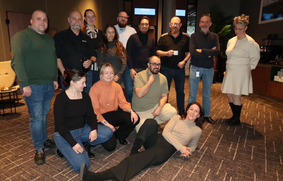 Arbeids- og inkluderingsminister Tonje Brenna (liggende foran) hadde gode nyheter til vekterne Stian Tveitan, Knut Johansen Berg, Silje Kobbeltvedt, Finn Arne Hesby Johnsen, Dan Christian Torres Legaspi, Anders Musum, Terje Mikkelsen, Kira Stang, Christel De Guia Lunde, Helene Klementsen Domaas, Caroline Skaar-Normann og Jason Kannemeyer.