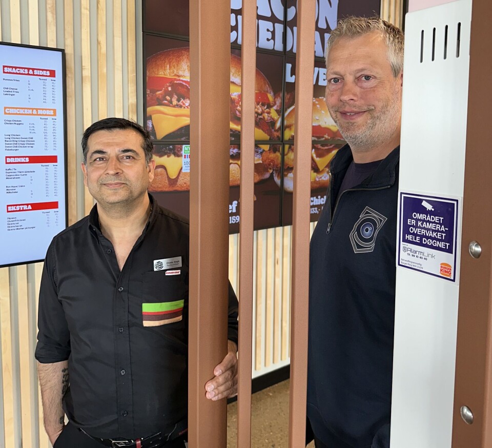 Gründer Tom Müller Pedersen har grunn til å være fornøyd med utviklingen i Alarmlink Oslo AS. Her er han fotografert sammen med restaurantsjef Dinesh Singh i Burger King, som har alarmanlegg og sikkerhetskameraer fra Alarmlink i restauranten sin. Dinesh Singh og Tom Müller Pedersen