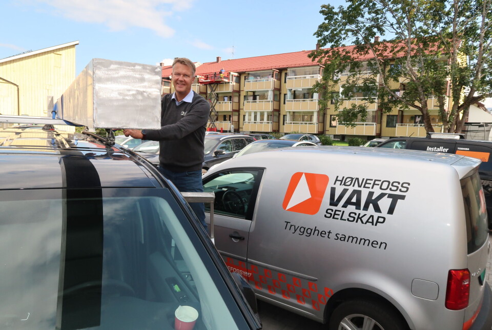 Steffen Fagerås, daglig leder i Hønefoss Vaktselskap, tar i et tak der det behøves. Her sørger han for at en kameramast er lastet forsvarlig før den fraktes til byggeplassen hvor den skal stå. Steffen Fagerås