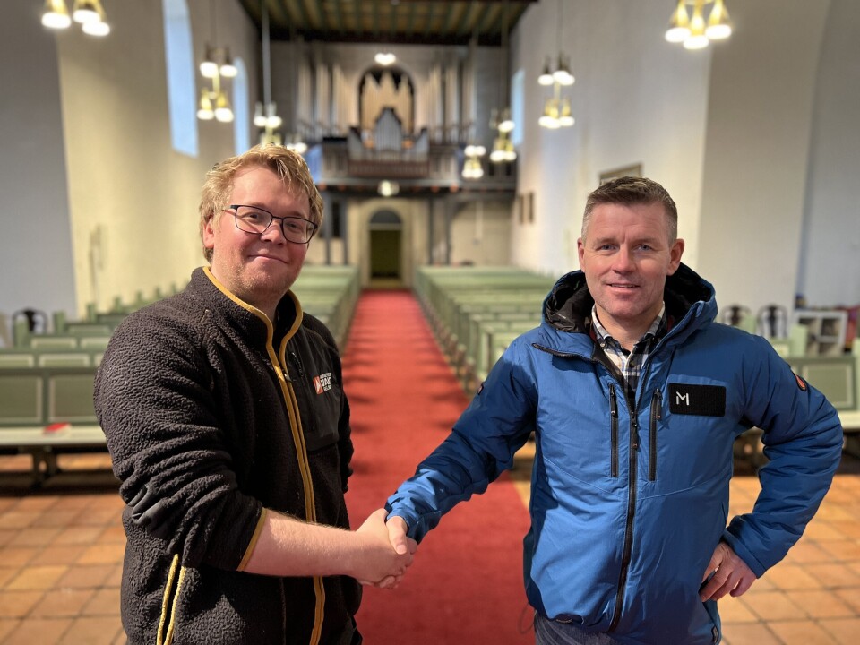 Servicetekniker Jan Ivar Frog (t.v.) fra Hønefoss Vaktselskap gratulerer Arild Berg fra Ringerike kirkelige fellesråd med nytt brannvarslingsanlegg i Norderhov kirke. Jan Ivar Frog og  Arild Berg