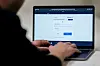 person foran laptop