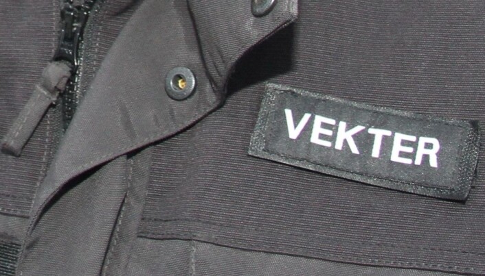– En privatperson som pågriper en innbruddstyv på egen eiendom, vil derfor ofte uproblematisk kunne benytte håndjern for å sikre kontroll på den pågrepne til politiet ankommer. Dette kan ikke en utdannet og trent vekter gjøre, forklarer Øystein Knudsen. – En privatperson som pågriper en innbruddstyv på egen eiendom, vil derfor ofte uproblematisk kunne benytte håndjern for å sikre kontroll på den pågrepne til politiet ankommer. Dette kan ikke en utdannet og trent vekter gjøre, forklarer Øystein Knudsen.