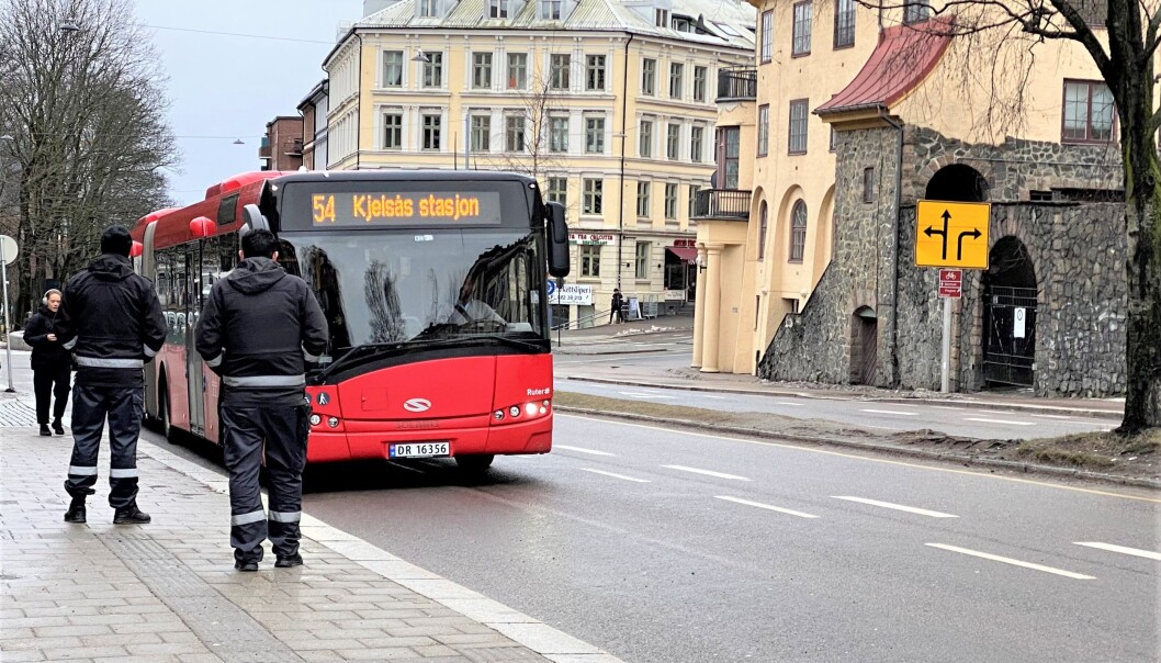 To vektere ble utsatt for vold under billettkontroll på 54-bussen. Nå er gjerningsmannen dømt. Dette bildet er tatt ved en annen billettkontroll for samme rute, men på en annen holdeplass. To vektere ble utsatt for vold under billettkontroll på 54-bussen. Nå er gjerningsmannen dømt. Dette bildet er tatt ved en annen billettkontroll for samme rute, men på en annen holdeplass.