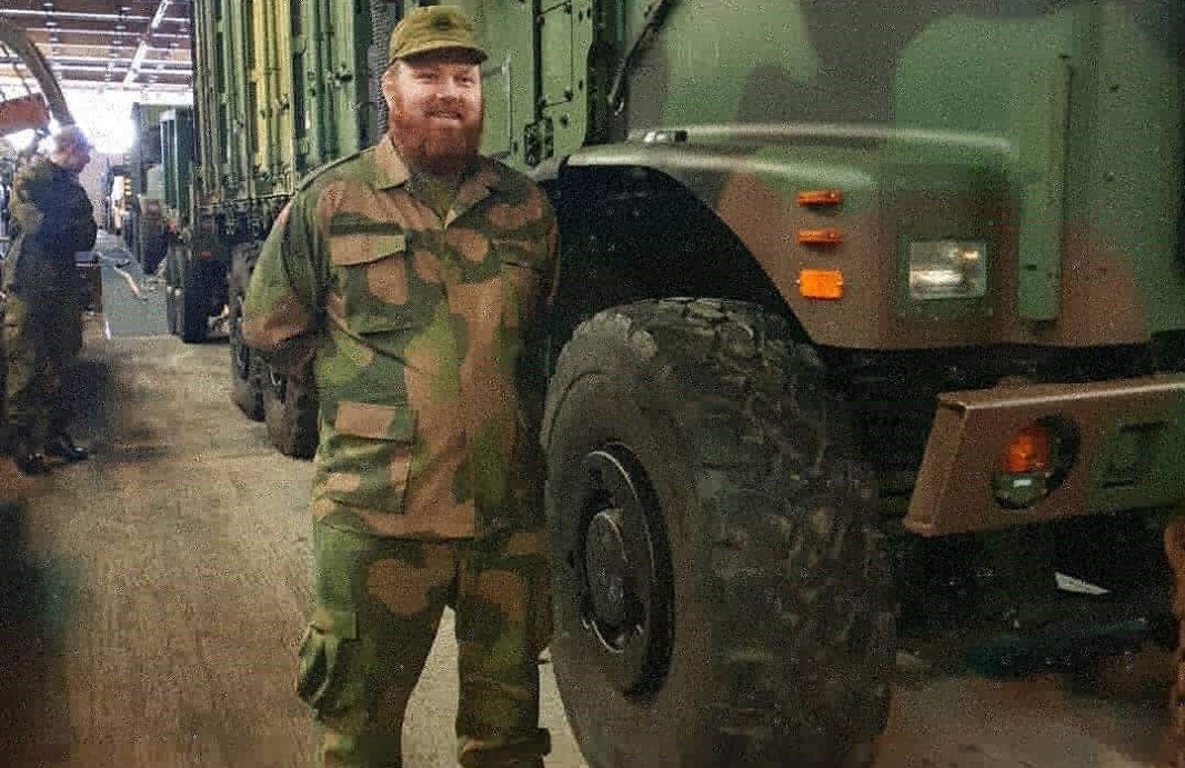 HV-soldat Karl Hatteland beklager til permitterte vektere at han og medsoldatene brukes på Oslo Lufthavn i en funksjon han mener vektere er mer egnet til å utføre. HV-soldat Karl Hatteland beklager til permitterte vektere at han og medsoldatene brukes på Oslo Lufthavn i en funksjon han mener vektere er mer egnet til å utføre.