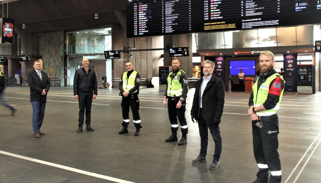 Country manager Kjell Frode Vik (f.v.), regionsleder Gunstein Strandberg, vekterne Milenko Calasan og Mathias Garborg, operasjonssjef Leif Nilsen og vekter Robbin Isaksen møttes på Oslo S torsdag. Ledelsen i Nokas ønsker å forsikre seg om at vekterne har det bra i disse korona-tider. Country manager Kjell Frode Vik (f.v.), regionsleder Gunstein Strandberg, vekterne Milenko Calasan og Mathias Garborg, operasjonssjef Leif Nilsen og vekter Robbin Isaksen møttes på Oslo S torsdag. Ledelsen i Nokas ønsker å forsikre seg om at vekterne har det bra i disse korona-tider.