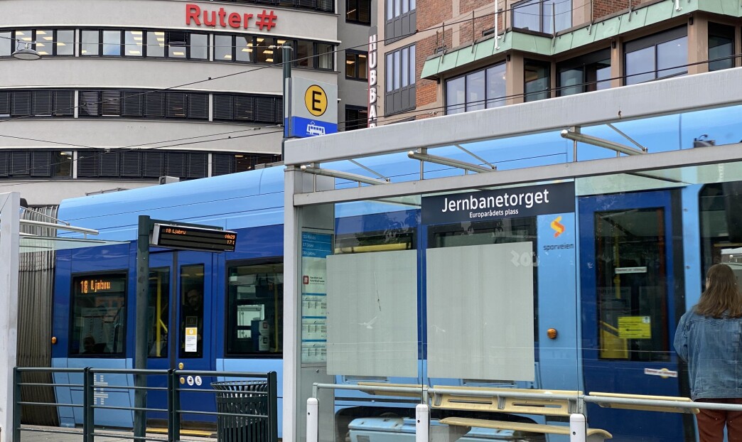 Her på Jernbanetorget slo og spyttet kvinnen billettkontrolløren om bord på trikken. Her på Jernbanetorget slo og spyttet kvinnen billettkontrolløren om bord på trikken.