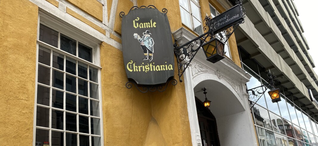 27 dager i fengsel og oppreisningserstatning på 10.000 kroner. Det er straffen som tingretten mener er passende for mannen som i fjor truet og slo en ordensvakt på Gamla i Møllergata i Oslo. 27 dager i fengsel og oppreisningserstatning på 10.000 kroner. Det er straffen som tingretten mener er passende for mannen som i fjor truet og slo en ordensvakt på Gamla i Møllergata i Oslo.