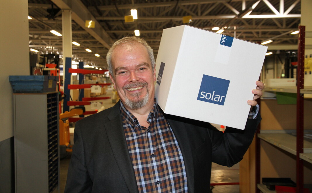 Ole Morten Severinsen er fra i dag, 1. august, ansatt i Solar Norge. Han håper å bidra til at det i tiden fremover sendes mange slik esker med sikkerhetsutstyr ut fra lageret på Gardermoen. Ole Morten Severinsen er fra i dag, 1. august, ansatt i Solar Norge. Han håper å bidra til at det i tiden fremover sendes mange slik esker med sikkerhetsutstyr ut fra lageret på Gardermoen.